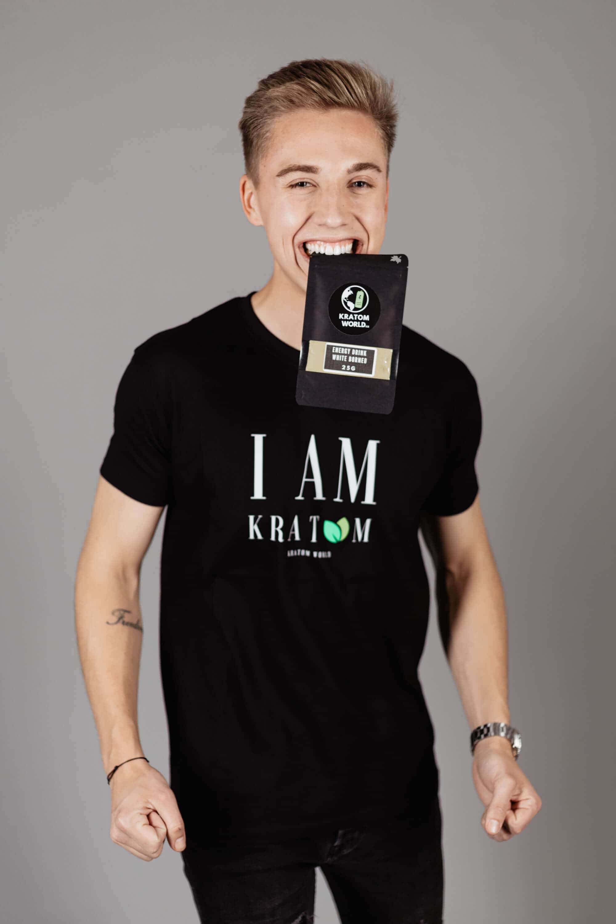 Kratom World I Am Kratom тениска, представена в продуктов кадър с ароматизиран кратом.