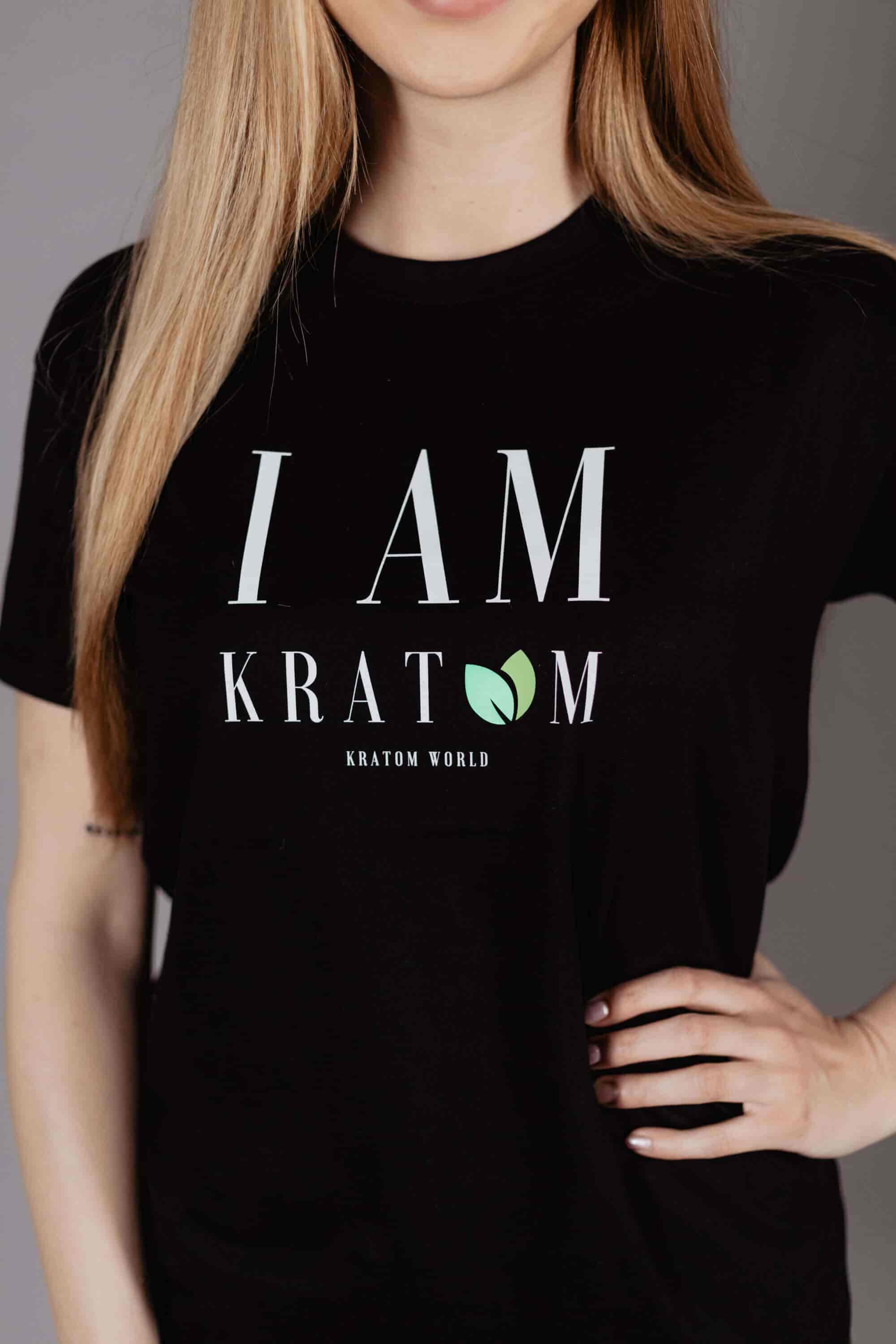 Дамска тениска Kratom World I Am Kratom, показана в детайлен продуктов кадър като облекло.