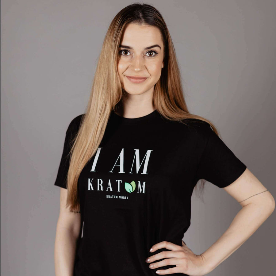 Дамска тениска Kratom World I Am Kratom, представена в продуктов кадър като облекло.