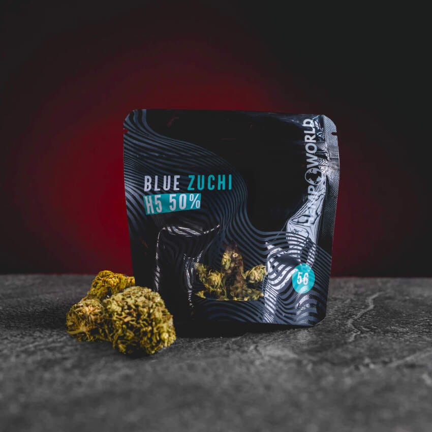 Канабиноидни конопени цветове Kratom World Blue Zuchi H5 50, представени в продуктов кадър като buds.