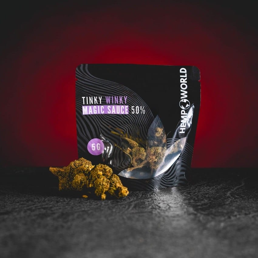 Канабиноидни конопени цветове Kratom World Magic Sauce Tinky Winky, представени в продуктов кадър като buds.