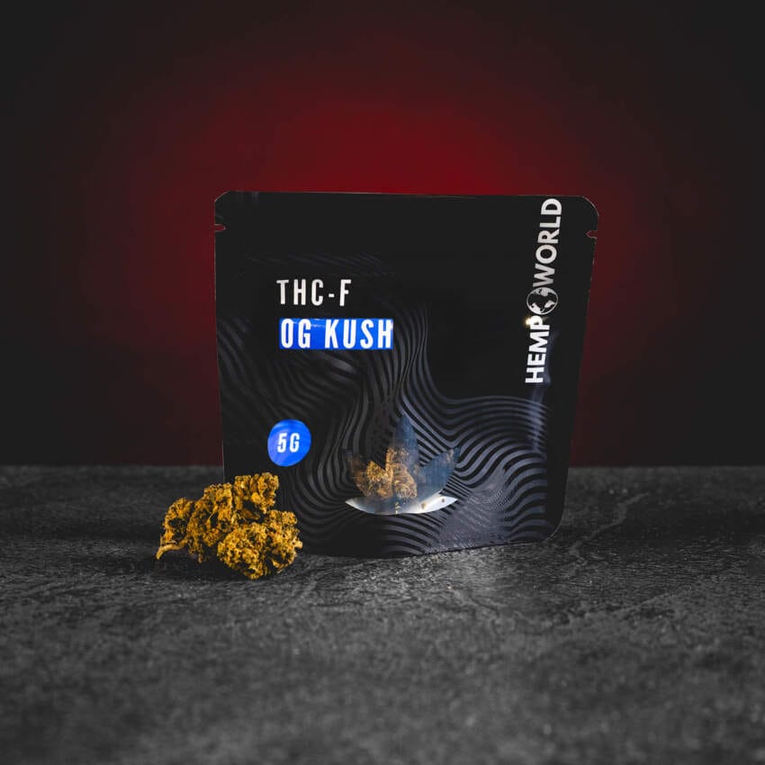 Канабиноидни конопени цветове Kratom World THF OG Kush, представени в продуктов кадър като buds.