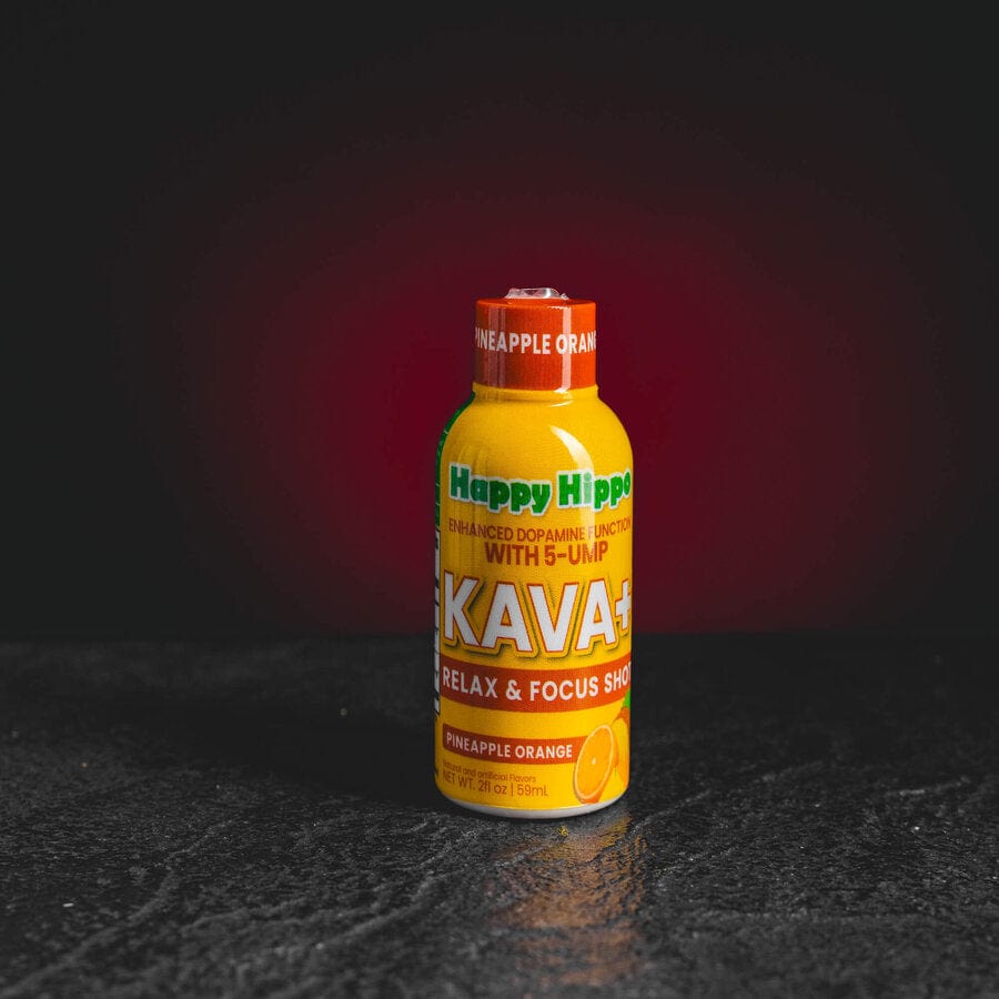 Kava Kava Shot Kratom World с ананас и портокал, представен в продуктов кадър като ноотропен екстракт с релаксиращ профил.