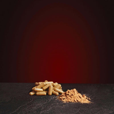 Maca капсули Kratom World, представени в продуктов кадър като перуански растителен продукт.