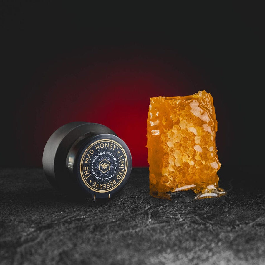 Mad Honey Nepal Premium Limited Reserve Kratom World, представен в продуктов кадър като див непалски мед с grayanotoxin.
