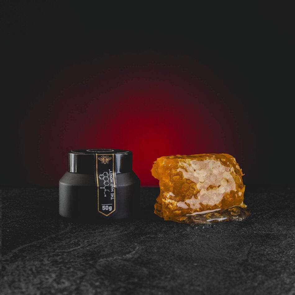 Mad Honey Nepal Premium Limited Reserve Kratom World, представен в продуктов кадър като див непалски мед с grayanotoxin.