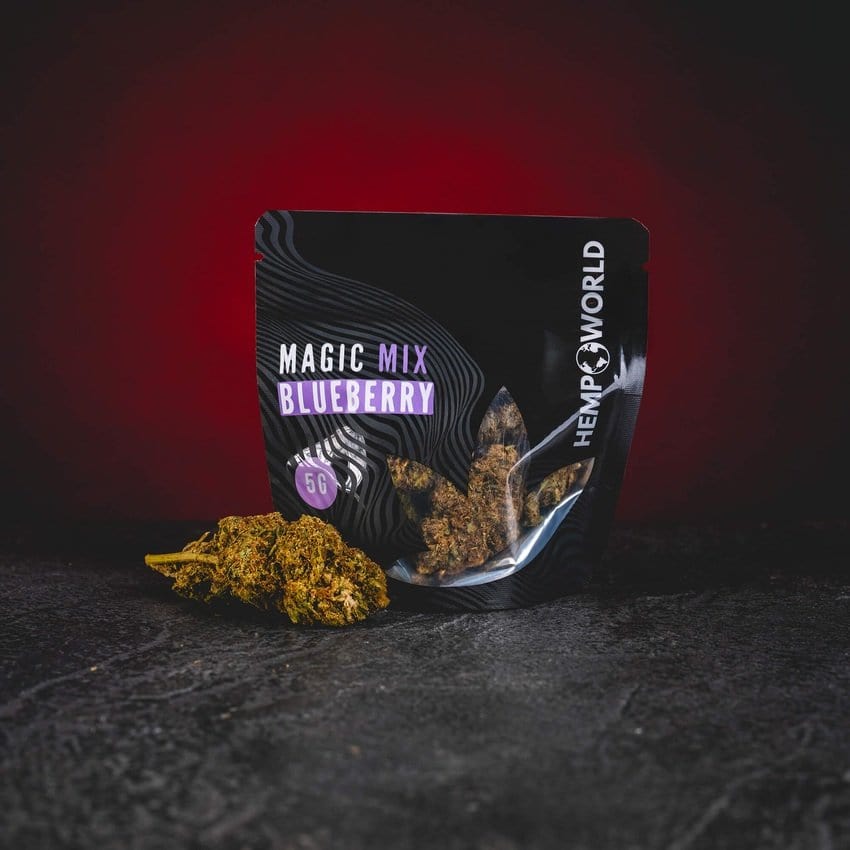 Magic Mix Blueberry Buds Kratom World, представени в продуктов кадър като CBD канабиноиден продукт с боровинков профил.