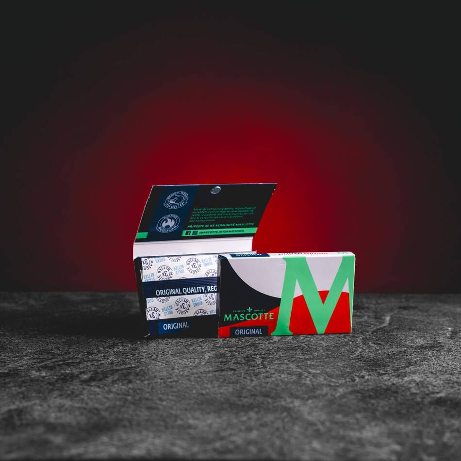 Mascotte M-Series CZ Edition Original Kratom World, представени в продуктов кадър като хартийки за CBD и билкови продукти.