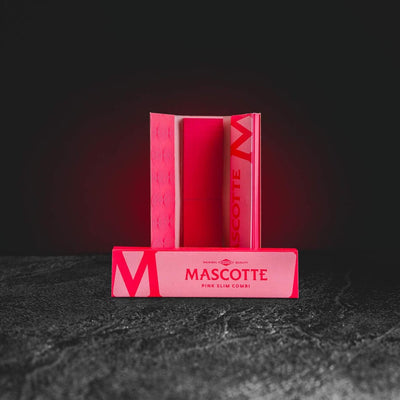 Mascotte Pink Slim Combi Kratom World, представени в продуктов кадър като розови хартийки за CBD и билкови продукти.