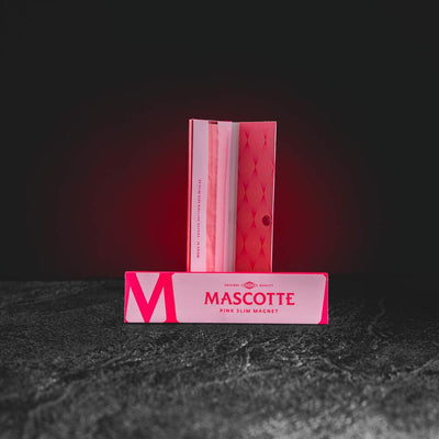Mascotte Pink Slim Magnet Kratom World, представени в продуктов кадър като розови хартийки за CBD и билкови продукти.