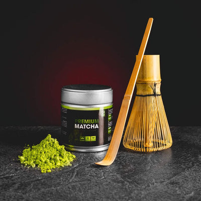 Matcha Set Kratom World с бамбукова бъркалка и лъжичка, представен в продуктов кадър като комплект за приготвяне на matcha чай.