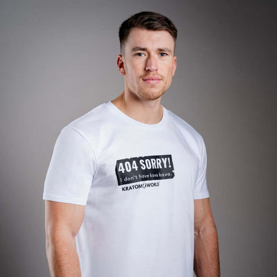 Мъжка тениска Kratom World 404 Sorry I Don’t Have Kava Kava, представена в детайлен продуктов кадър като streetwear merch за любители на Kratom.