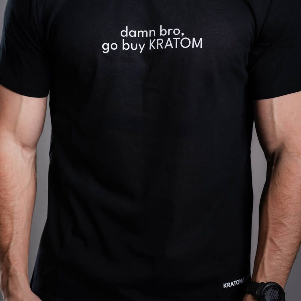 Мъжка тениска Kratom World Damn Bro Go Buy Kratom, представена в close-up продуктов кадър в черен streetwear дизайн.