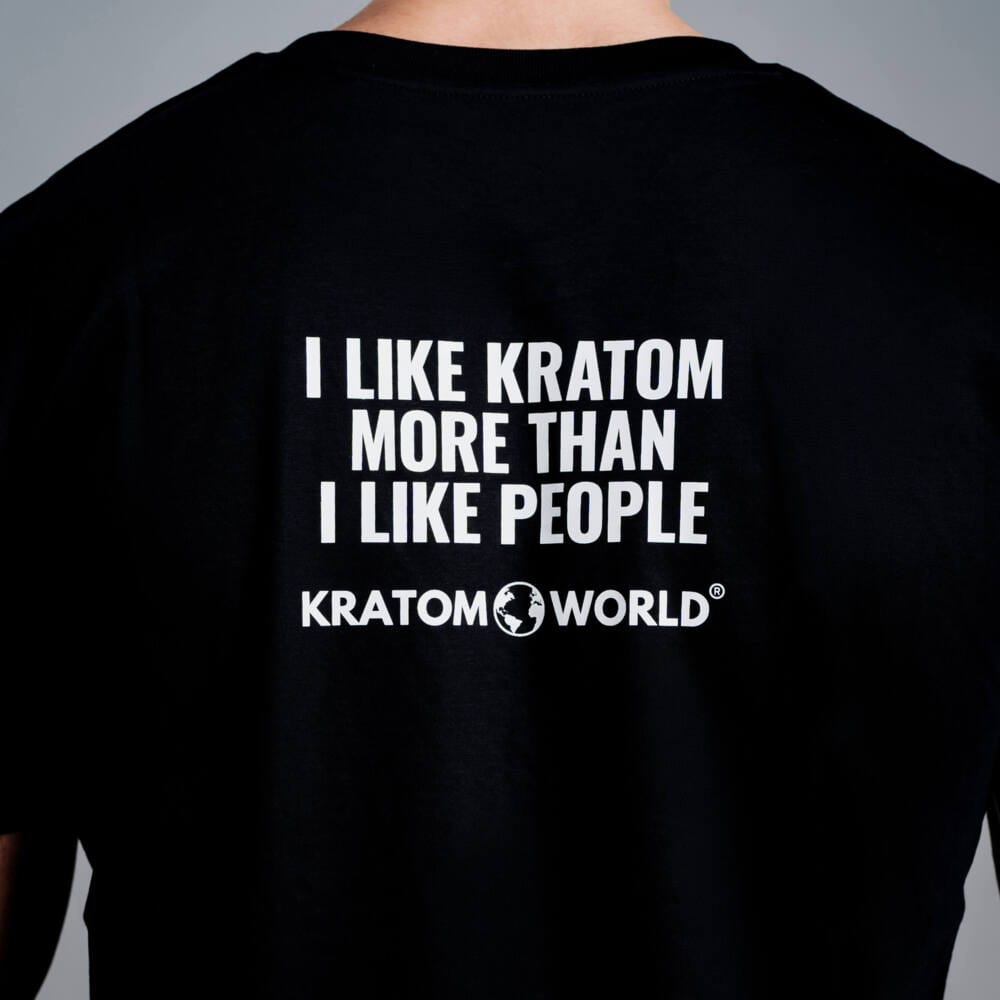Мъжка тениска Kratom World I Like Kratom More Than I Like People, представена в close-up продуктов кадър в черен streetwear дизайн.