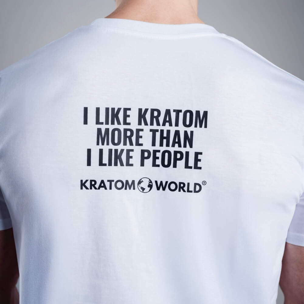 Мъжка тениска Kratom World I Like Kratom More Than I Like People, представена в close-up продуктов кадър като streetwear merch за любители на Kratom.