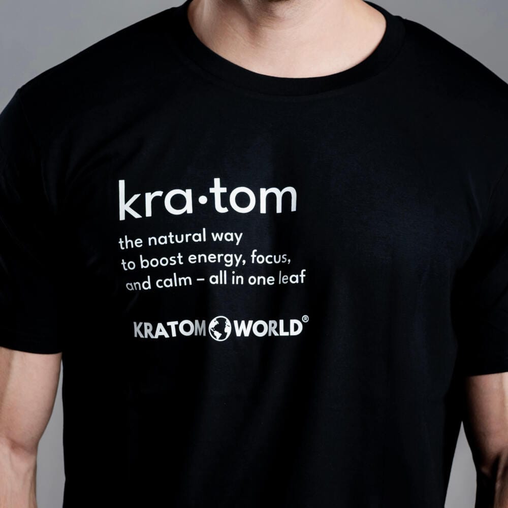 Мъжка тениска Kratom World Kratom The Natural Way, представена в close-up продуктов кадър в черен streetwear дизайн.