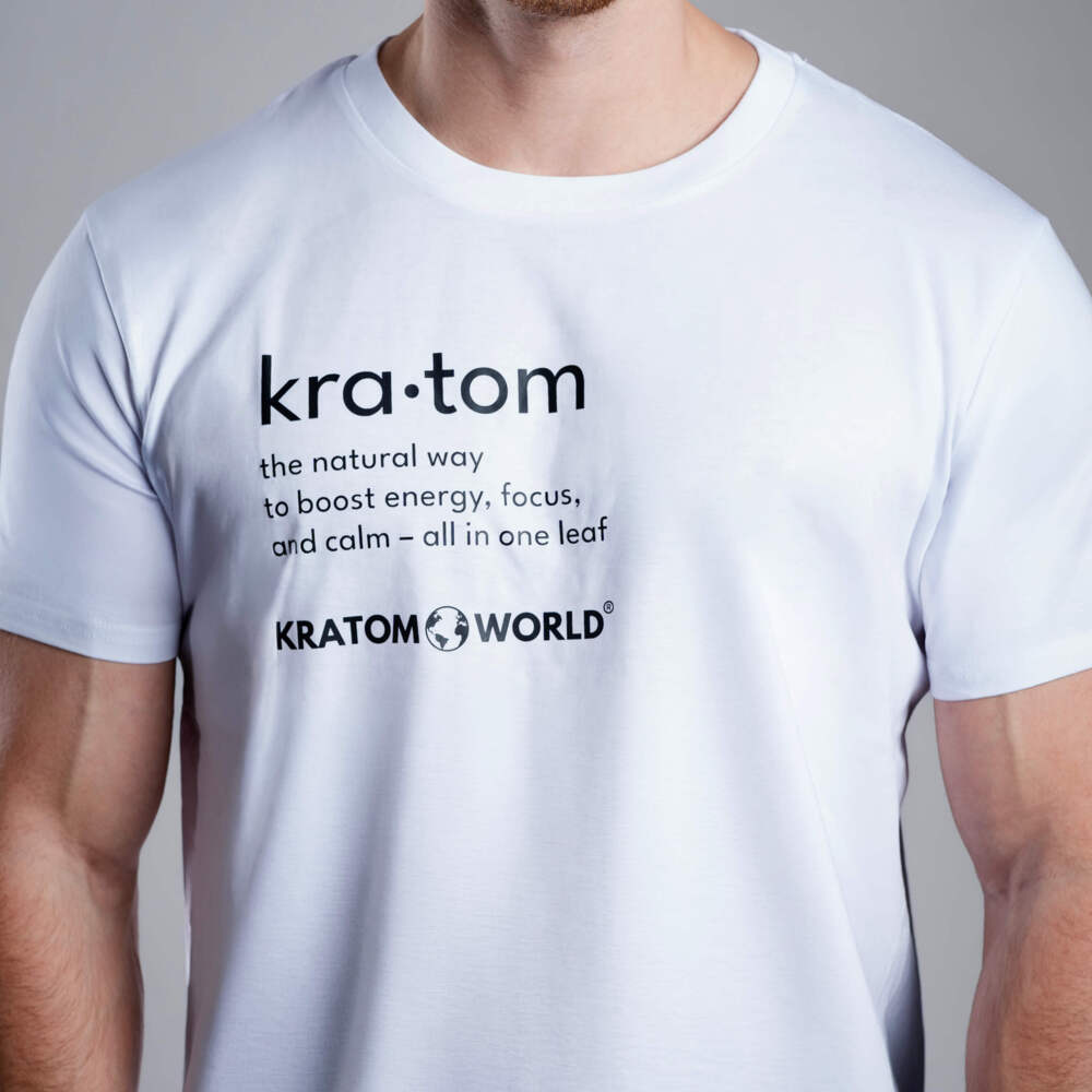 Мъжка тениска Kratom World Kratom The Natural Way, представена в close-up продуктов кадър като streetwear merch за любители на Kratom.