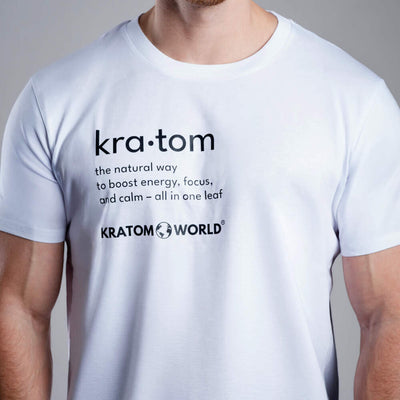 Мъжка тениска Kratom World Kratom The Natural Way, представена в close-up продуктов кадър като streetwear merch за любители на Kratom.