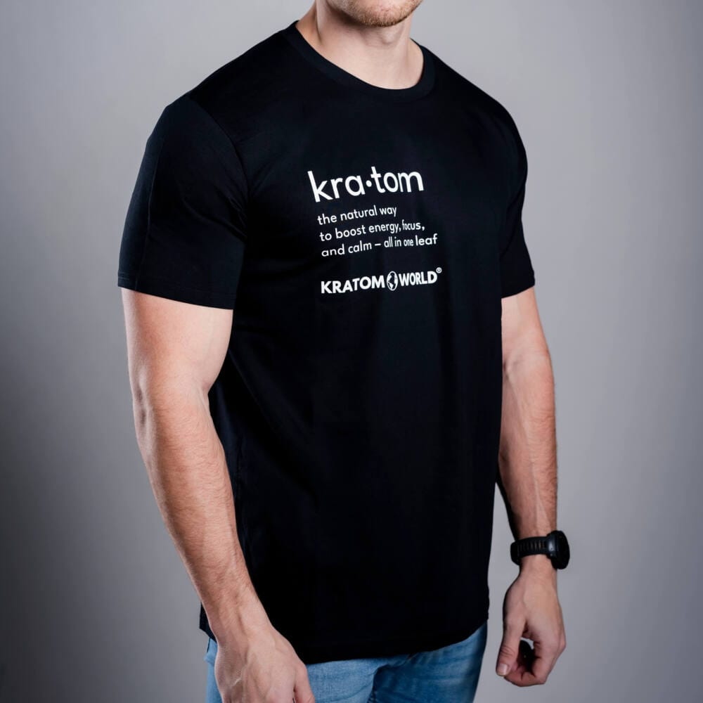 Мъжка тениска Kratom World Kratom The Natural Way, представена в детайлен продуктов кадър в черен streetwear дизайн.