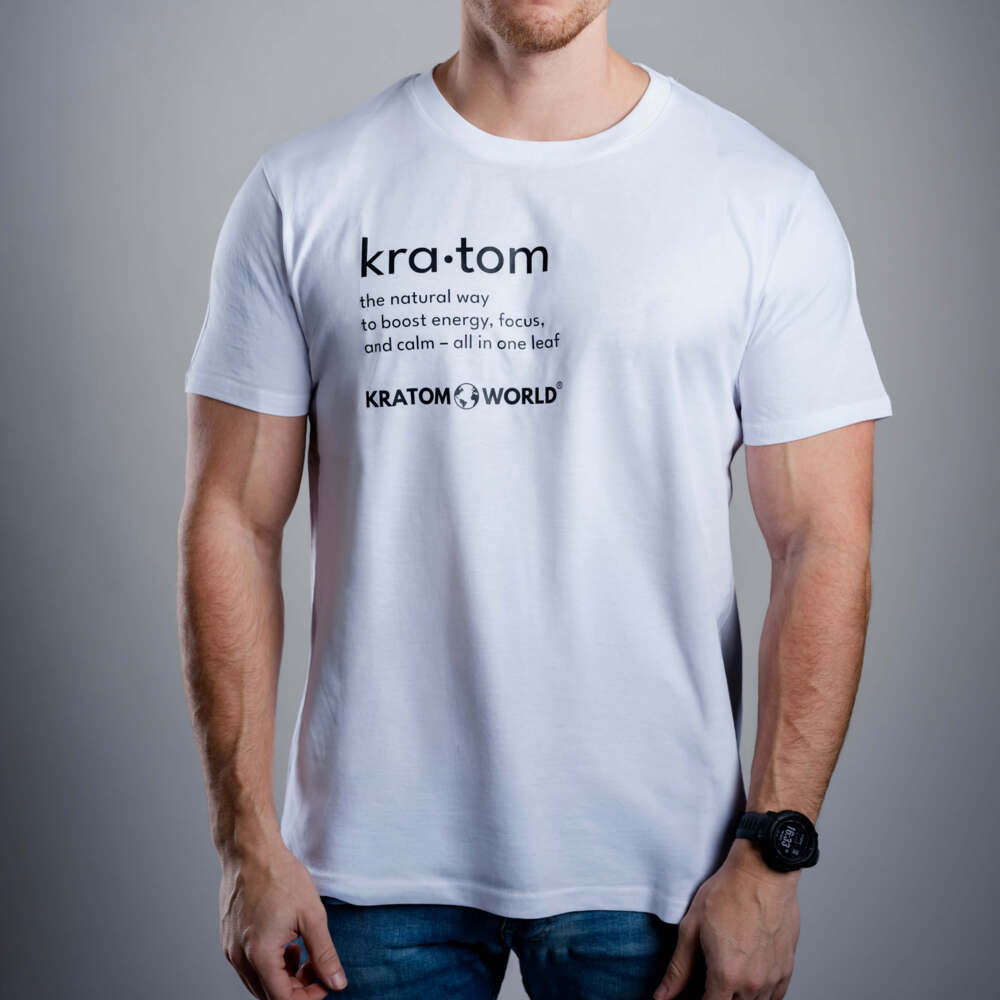 Мъжка тениска Kratom World Kratom The Natural Way, представена в детайлен продуктов кадър като streetwear merch за любители на Kratom.