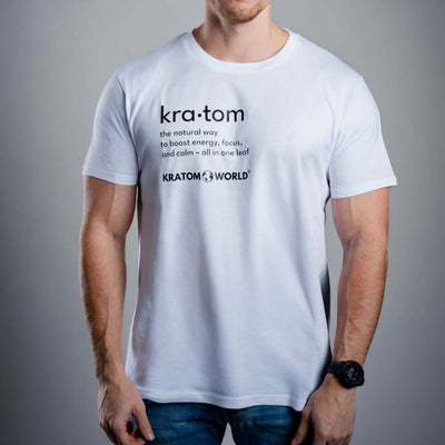 Мъжка тениска Kratom World Kratom The Natural Way, представена в детайлен продуктов кадър като streetwear merch за любители на Kratom.
