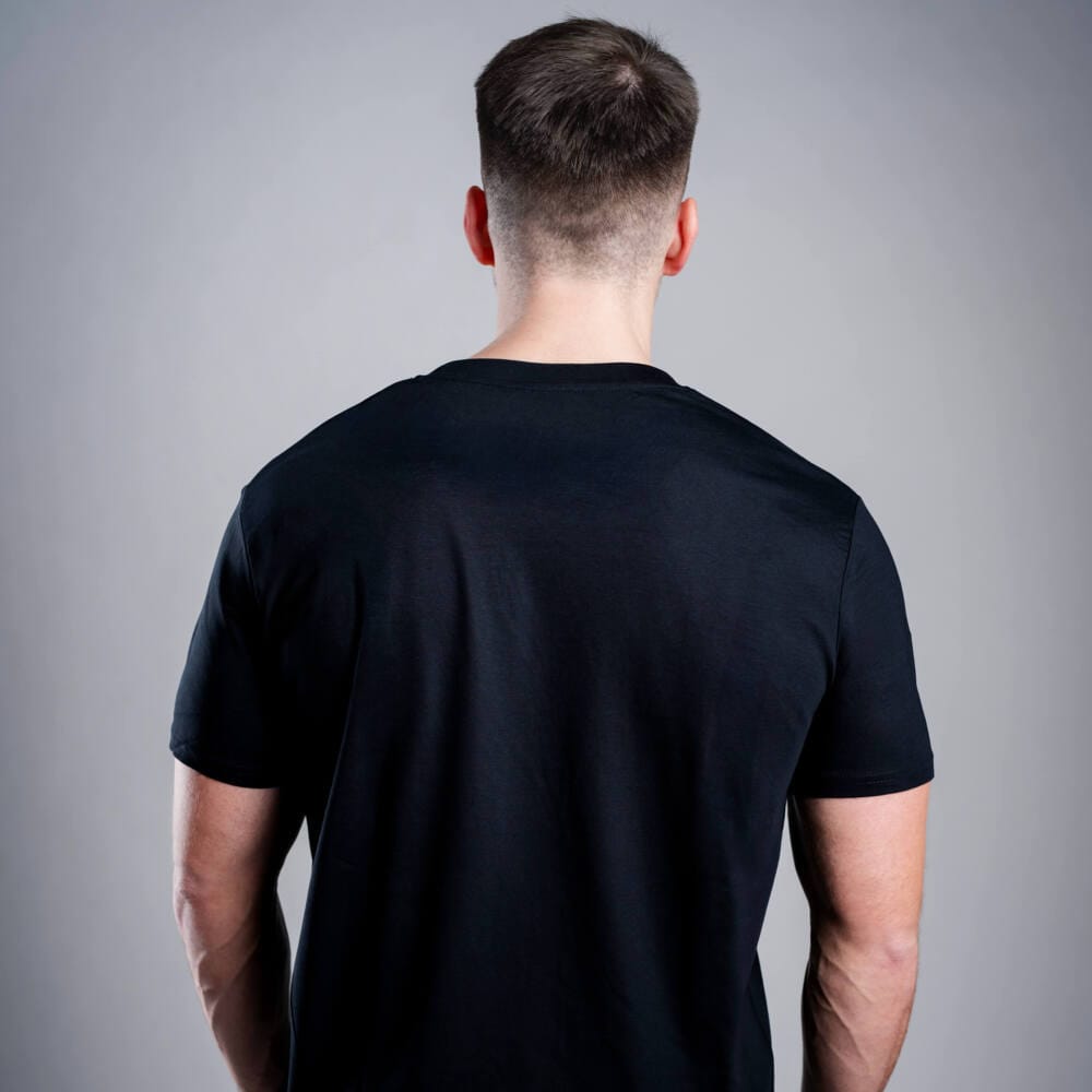 Мъжка тениска Kratom World Kratom The Natural Way, представена отзад в черен streetwear дизайн за любители на Kratom.