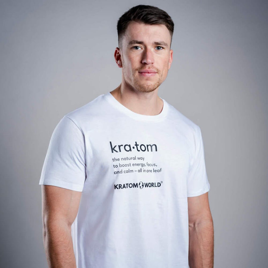 Мъжка тениска Kratom World Kratom The Natural Way, представена в продуктов кадър като streetwear merch за любители на Kratom.