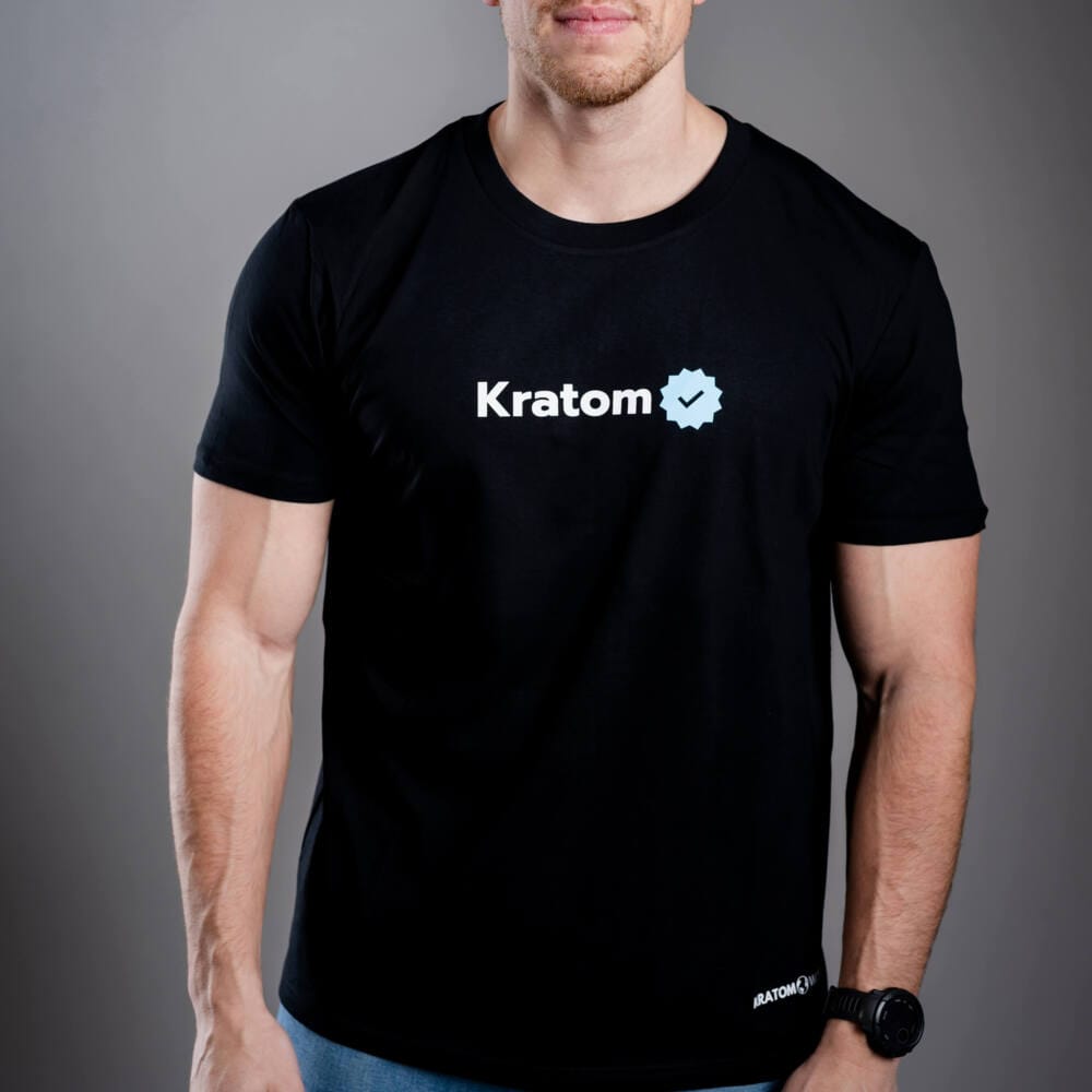 Мъжка тениска Kratom World Kratom Verified, представена в черен streetwear дизайн.