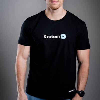 Мъжка тениска Kratom World Kratom Verified, представена в черен streetwear дизайн.