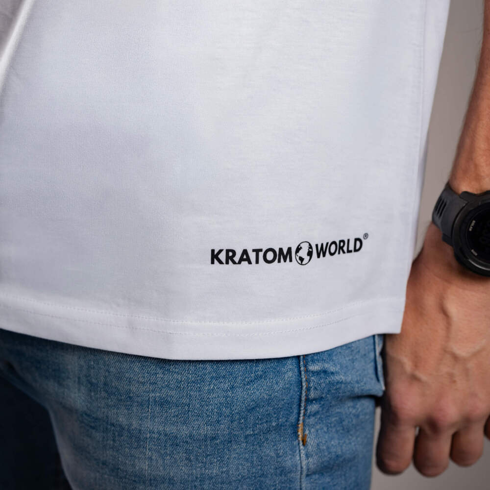 Мъжка тениска Kratom World Kratom Verified, представена в close-up продуктов кадър като streetwear merch за любители на Kratom.