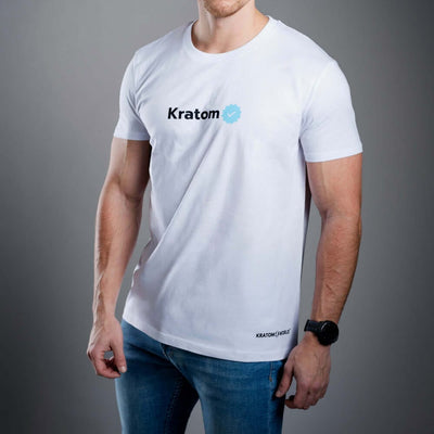 Мъжка тениска Kratom World Kratom Verified, представена в продуктов кадър като streetwear merch за любители на Kratom.