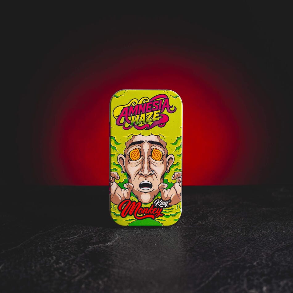 Monkey King метална кутия Kratom World с мотив Amnesia Haze, представена в продуктов кадър като метален box за съхранение.