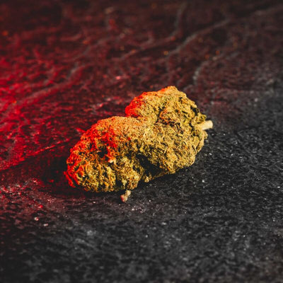 CBD цветове Moonrock Kratom World, показани в детайлен продуктов кадър.