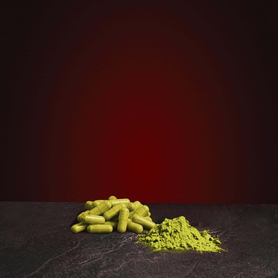Moringa капсули Kratom World, представени в продуктов кадър като растителен продукт с профил за имунитет.