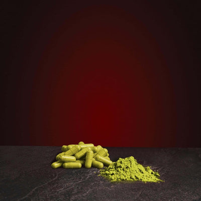 Moringa капсули Kratom World, представени в продуктов кадър като растителен продукт с профил за имунитет.