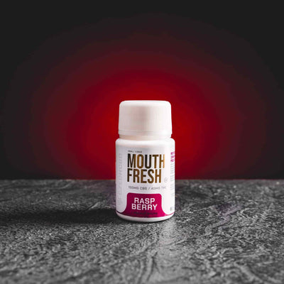 Mouth Fresh Raspberry Kratom World с CBD и CBG, представен в продуктов кадър като конопени капки за устна свежест с малинов профил.