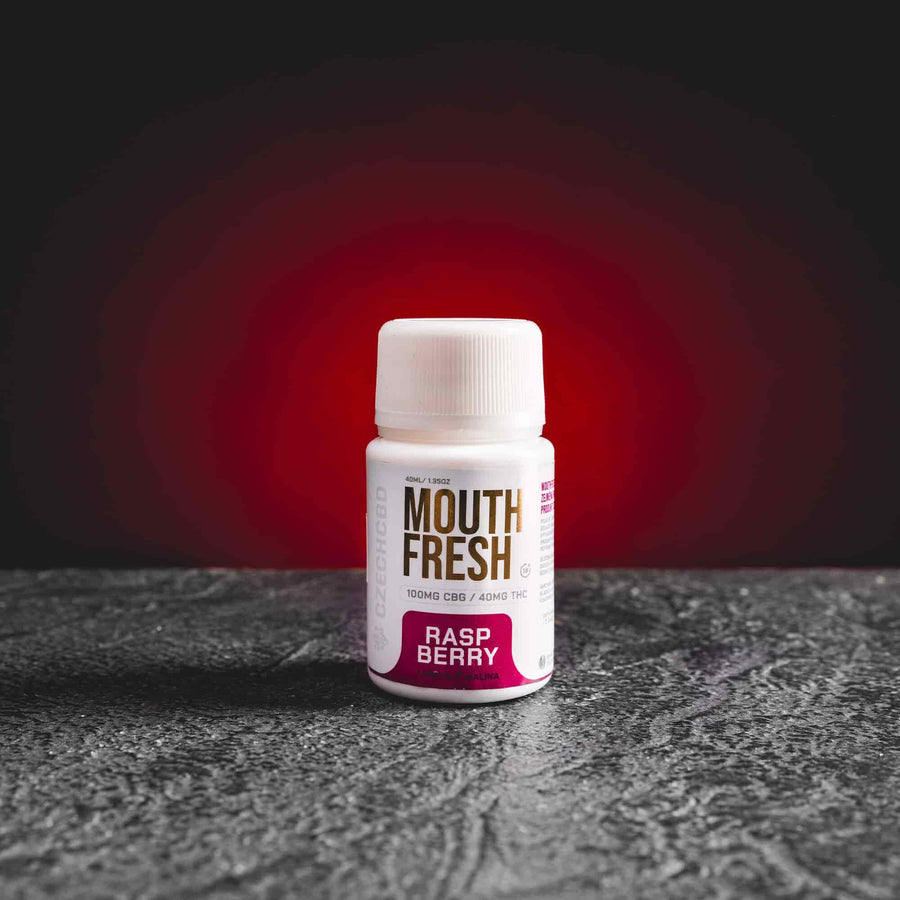 Mouth Fresh Raspberry Kratom World с CBD и CBG, представен в продуктов кадър като конопени капки за устна свежест с малинов профил.