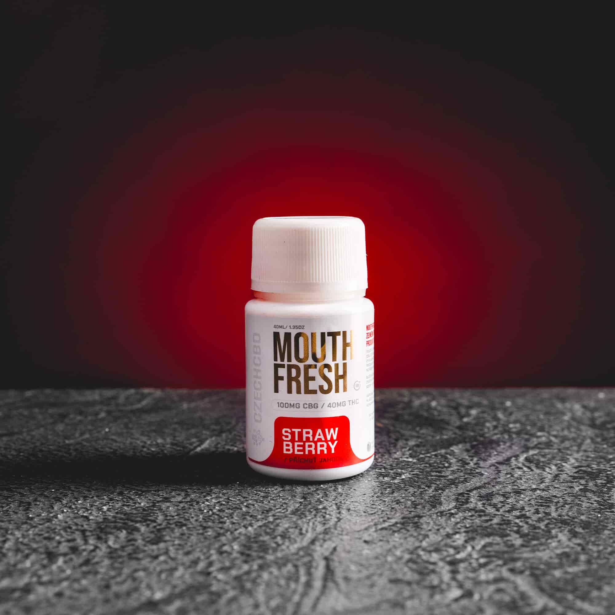 Mouth Fresh Strawberry Kratom World с CBD и CBG, представен в продуктов кадър като конопени капки за устна свежест с ягодов профил.
