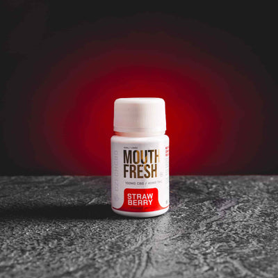 Mouth Fresh Strawberry Kratom World с CBD и CBG, представен в продуктов кадър като конопени капки за устна свежест с ягодов профил.