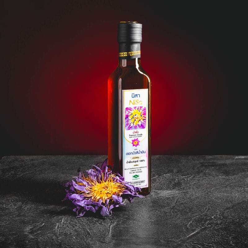 Nisa Oil Blue Lotus Honey Kratom World, представен в продуктов кадър като мед от пчели със син лотосов профил.