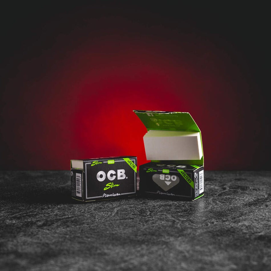OCB rolls и филтри Kratom World, представени в продуктов кадър като аксесоари за CBD и билкови продукти.