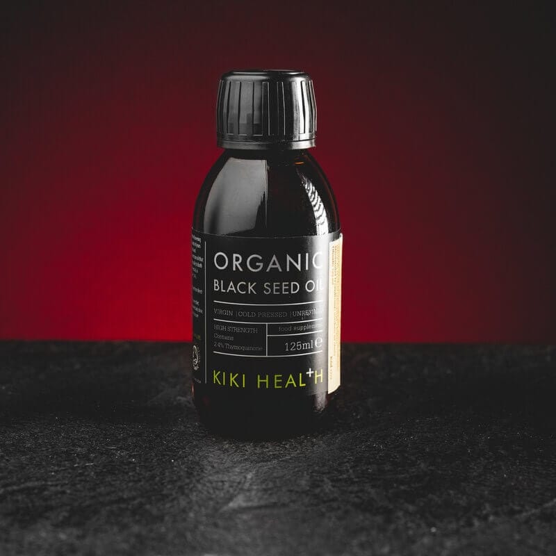 Organic Black Seed Oil Kratom World, представен в продуктов кадър като растителен продукт с масло от черен кимион.