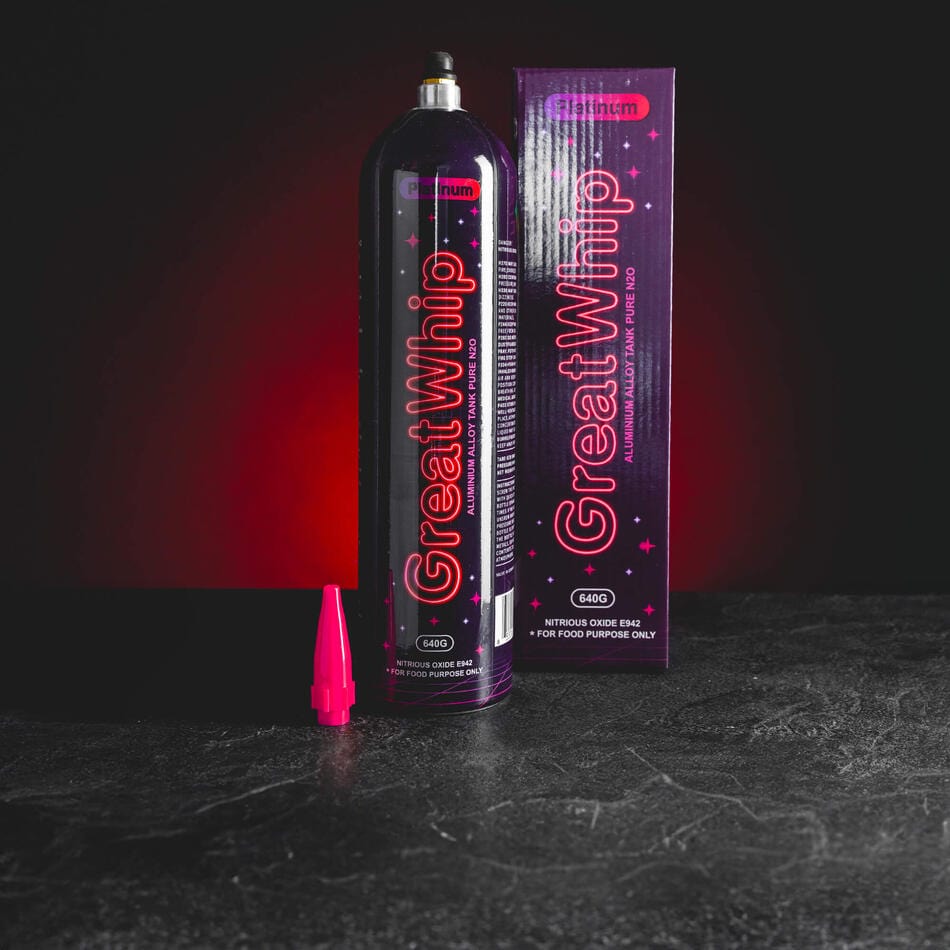 Platinum Great Magic Whip Kratom World, представен в продуктов кадър като газ за бита сметана.