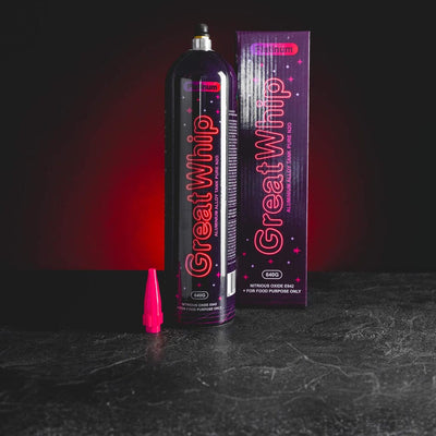 Platinum Great Magic Whip Kratom World, представен в продуктов кадър като газ за бита сметана.