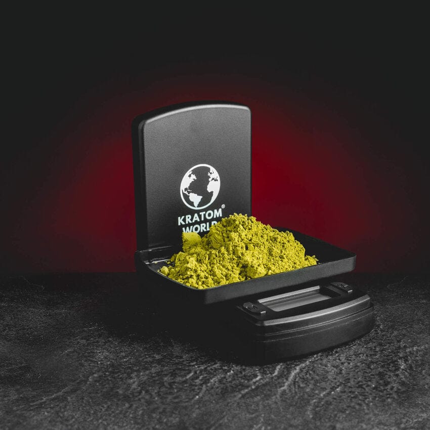 Джобна дигитална везна Kratom World за точно измерване на кратом прах в грамове и милиграми.