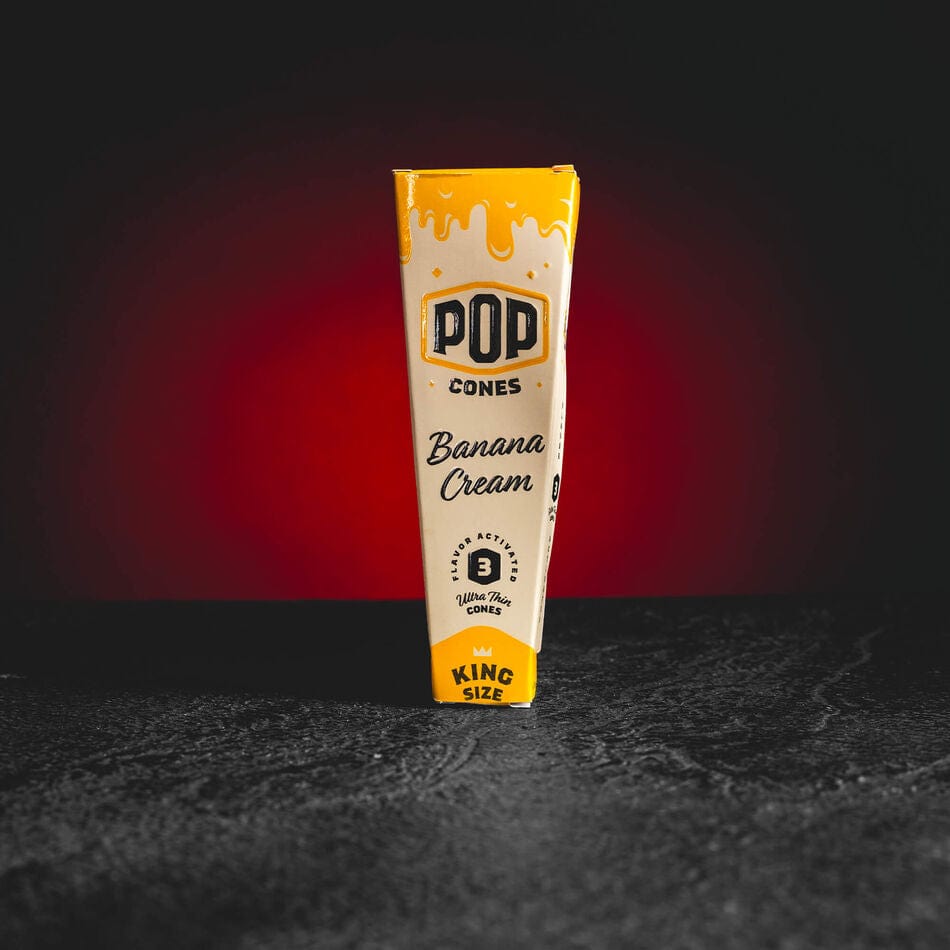 Pop Cones Banana Kratom World, представени в продуктов кадър като preroll cones с бананов профил за CBD и билкови продукти.