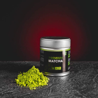 Premium Matcha Kratom World, представена в продуктов кадър като качествен matcha чай.