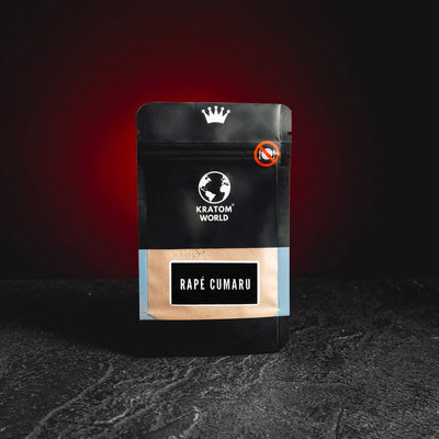 Rapé Cumaru Kratom World, представен в продуктов кадър като ритуален растителен продукт за смъркане.
