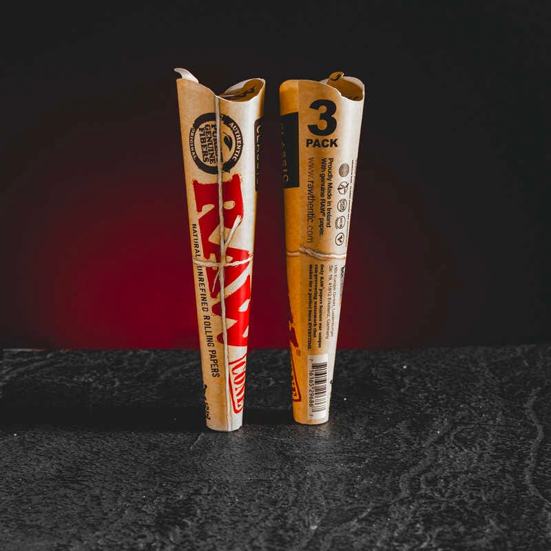 RAW cones 3-pack Kratom World, представени в продуктов кадър като готови конуси за CBD и HHC продукти.