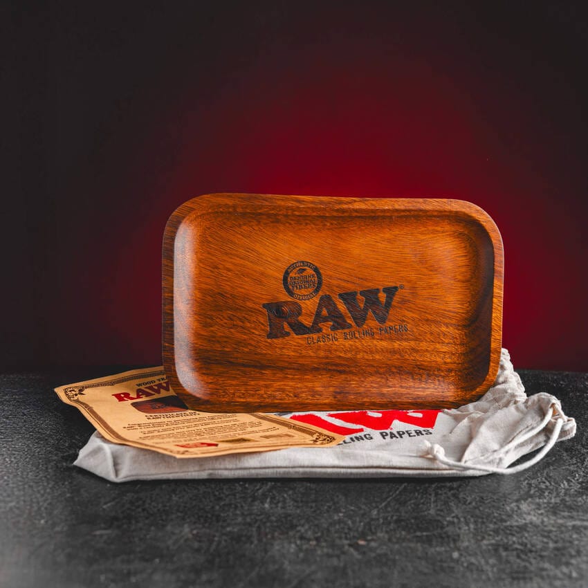 RAW дървен rolling tray Kratom World, представен в продуктов кадър като поднос за CBD и билкови продукти.